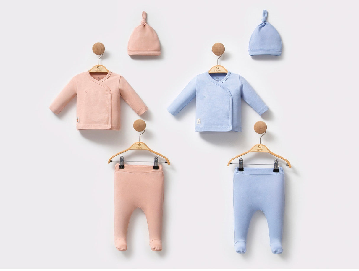Ensemble bébé : grenouillère bleu clair, haut manches longues, avec bonnet assorti