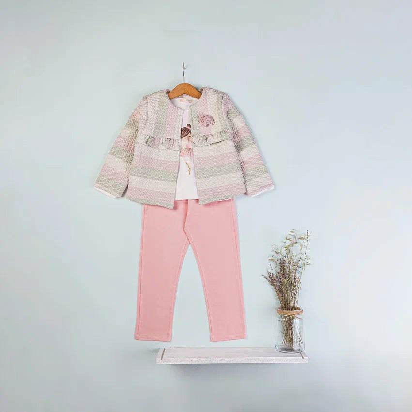 Veste à rayures rose et blanc avec appliqué, pantalon rose droit.