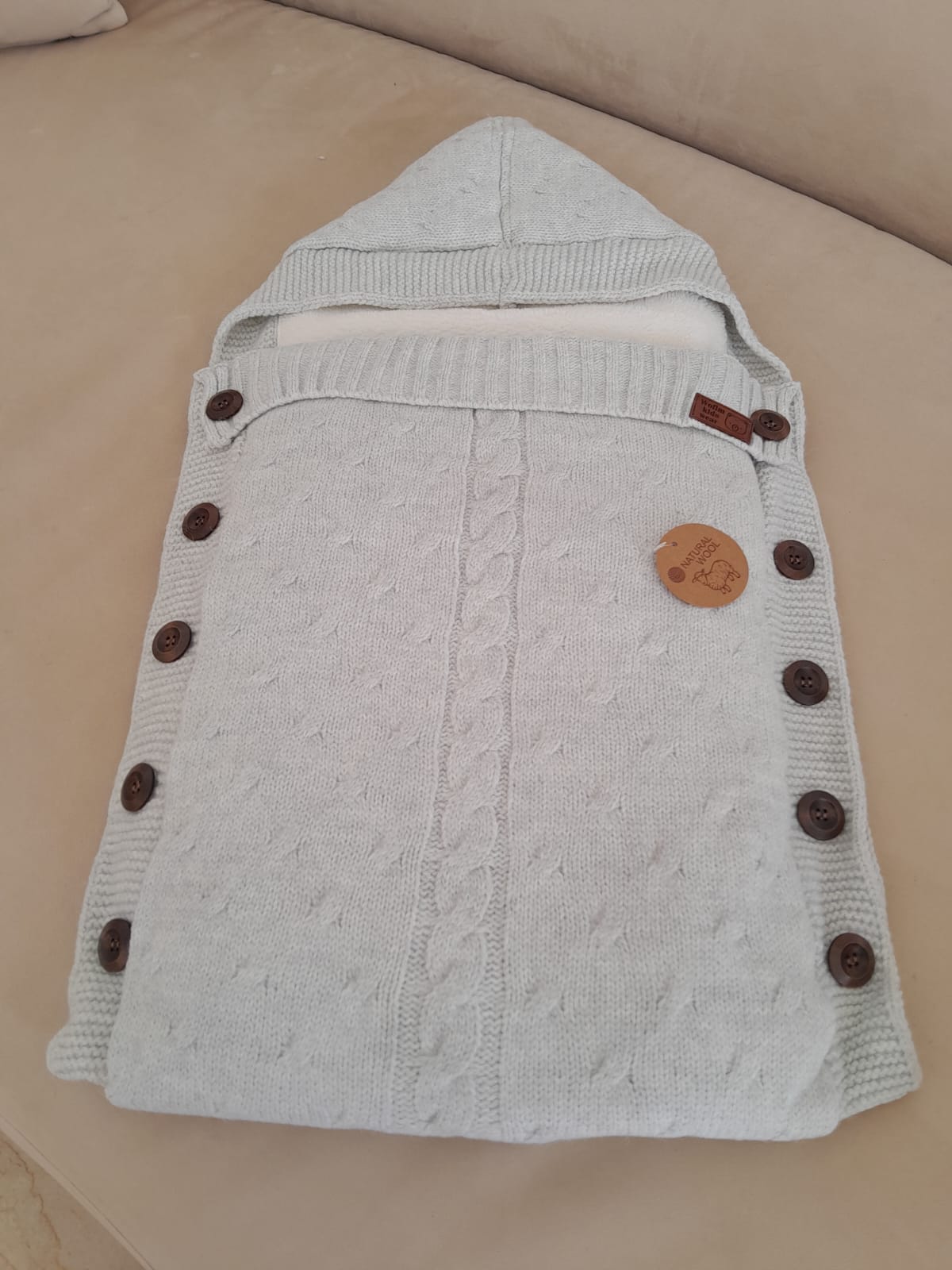 Gilet à capuche en tricot, boutons bruns sur le devant, maille torsadée