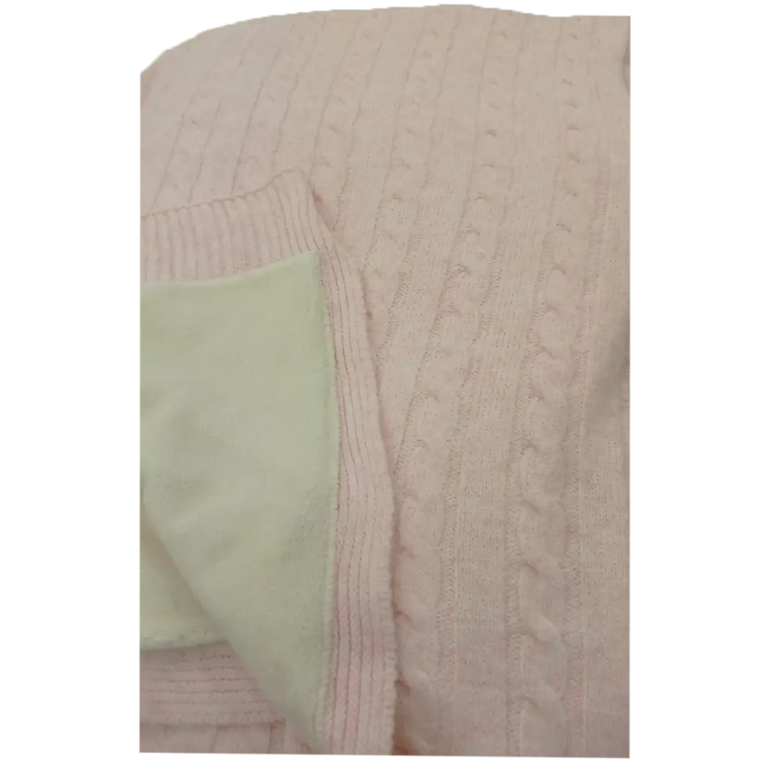 Pull en maille rose, bordures côtelées au col et poignets