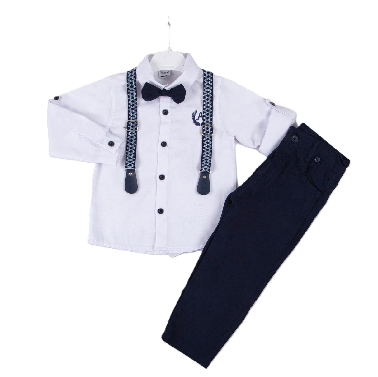Ensemble chemise blanche, nœud papillon noir, bretelles et pantalon bleu marine