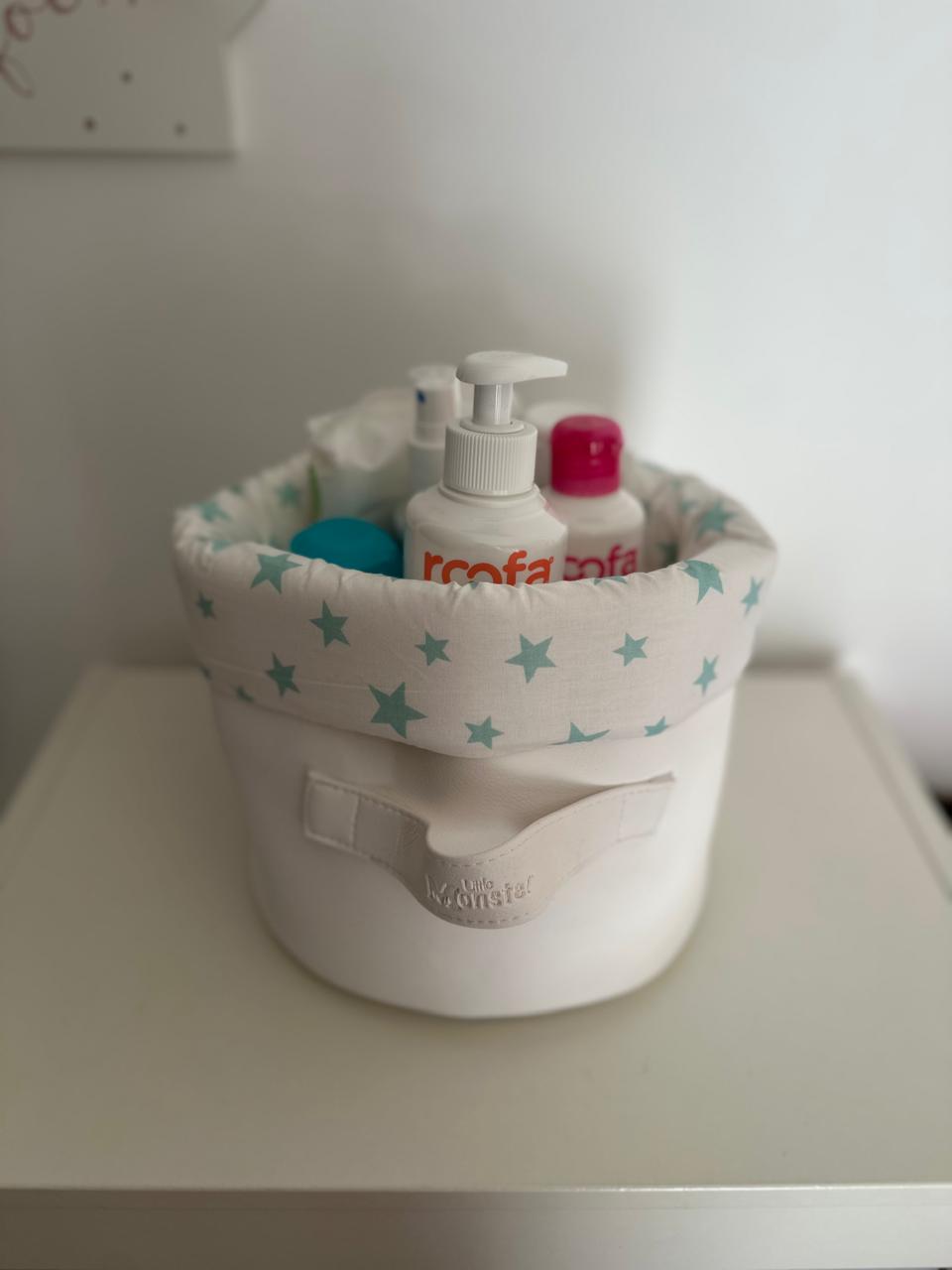 Panier Miami rond blanc avec bande étoilée verte et flacons dans l’intérieur