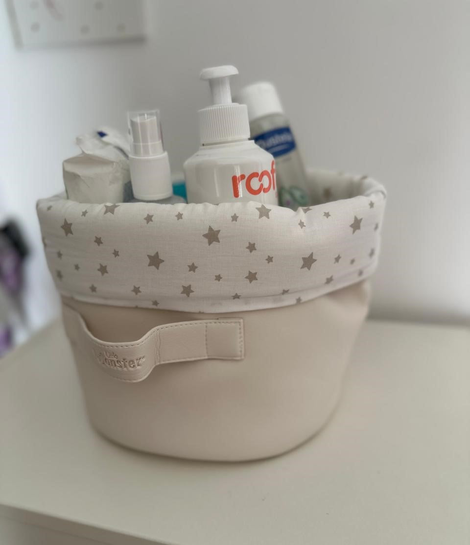Panier rond en tissu blanc avec bord en tissu à motifs d’étoiles, fermeture latérale