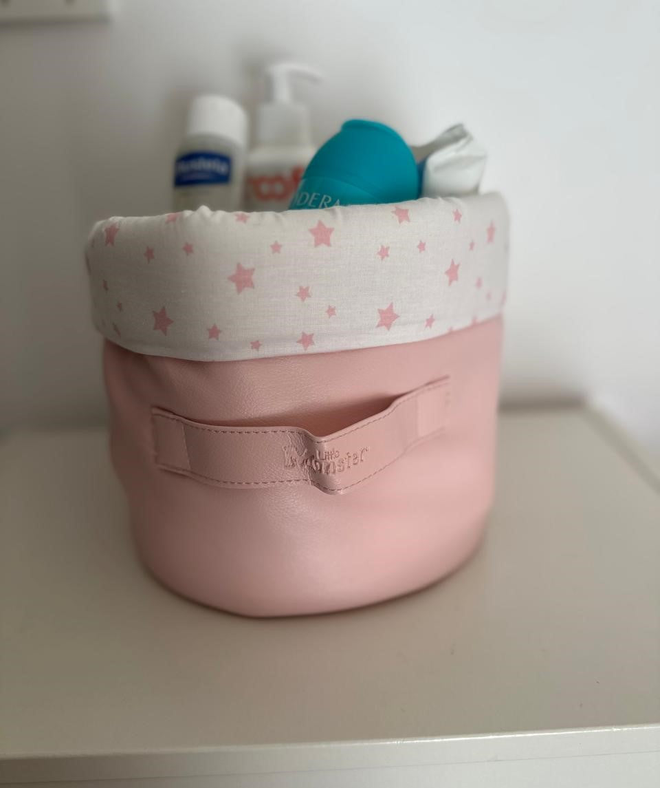 Panier en tissu rose avec bord blanc à étoiles roses et étiquette avant