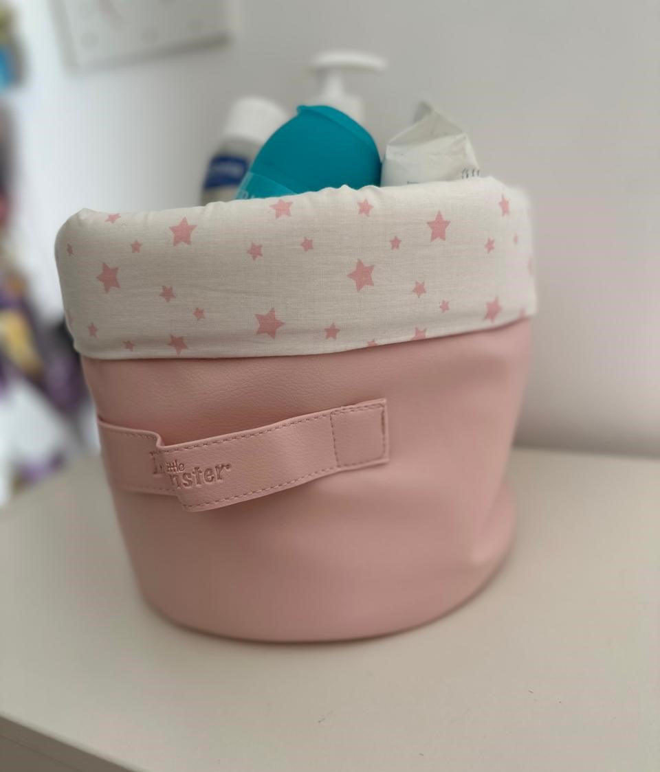 Panier en tissu rose avec bord blanc à étoiles roses et sangle de fermeture avant