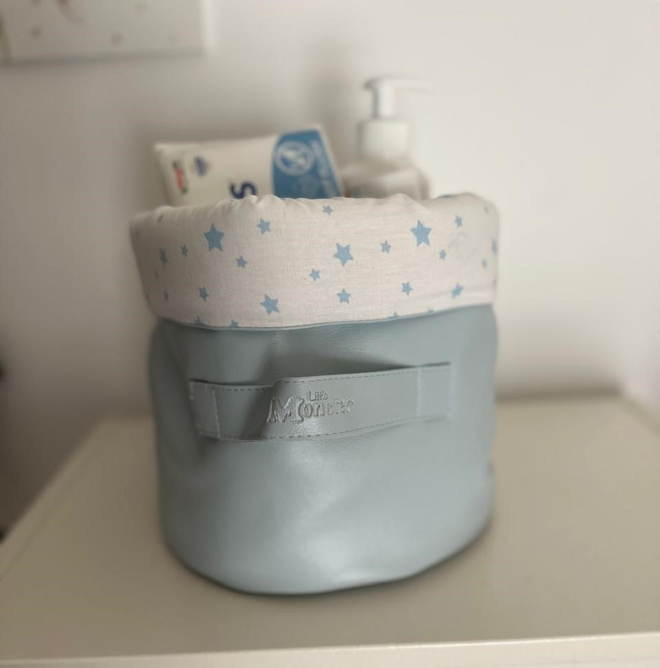 Panier rond gris clair avec étiquette en cuir et doublure blanche à étoiles bleues