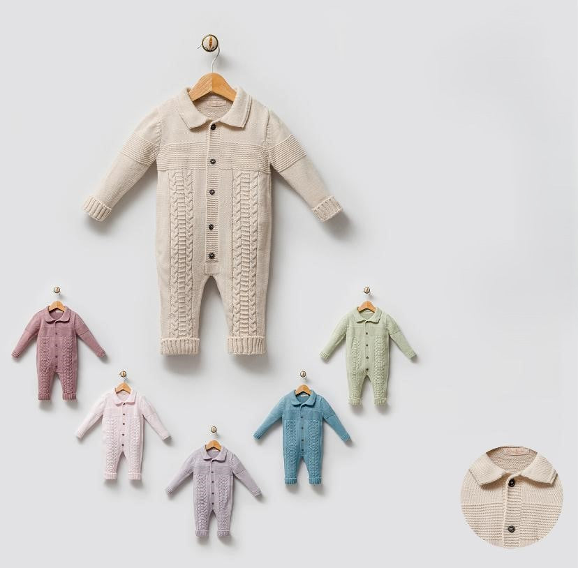 Combinaison bébé beige en maille, col et boutons, bords côtelés