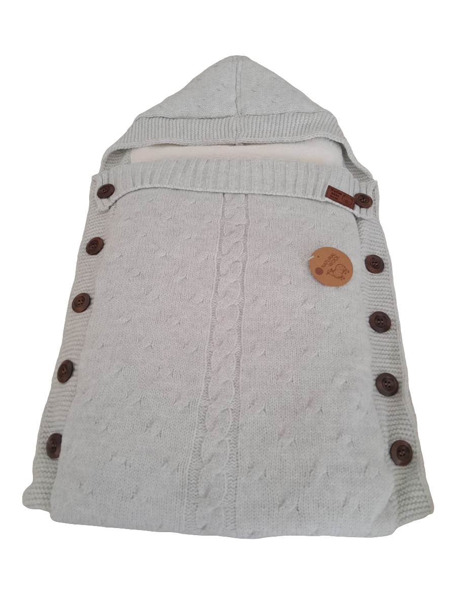 Gilet à capuche en tricot avec boutons bruns et maille torsadée, clair