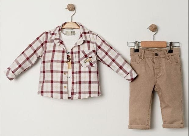 Ensemble bébé : chemise à carreaux rouge et blanc, pantalon beige