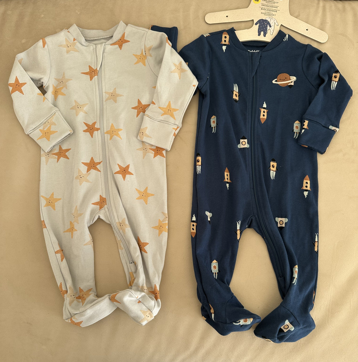 Ensemble de pyjamas bébé, grenouillère bleu marine à zip et grenouillère beige aux étoiles