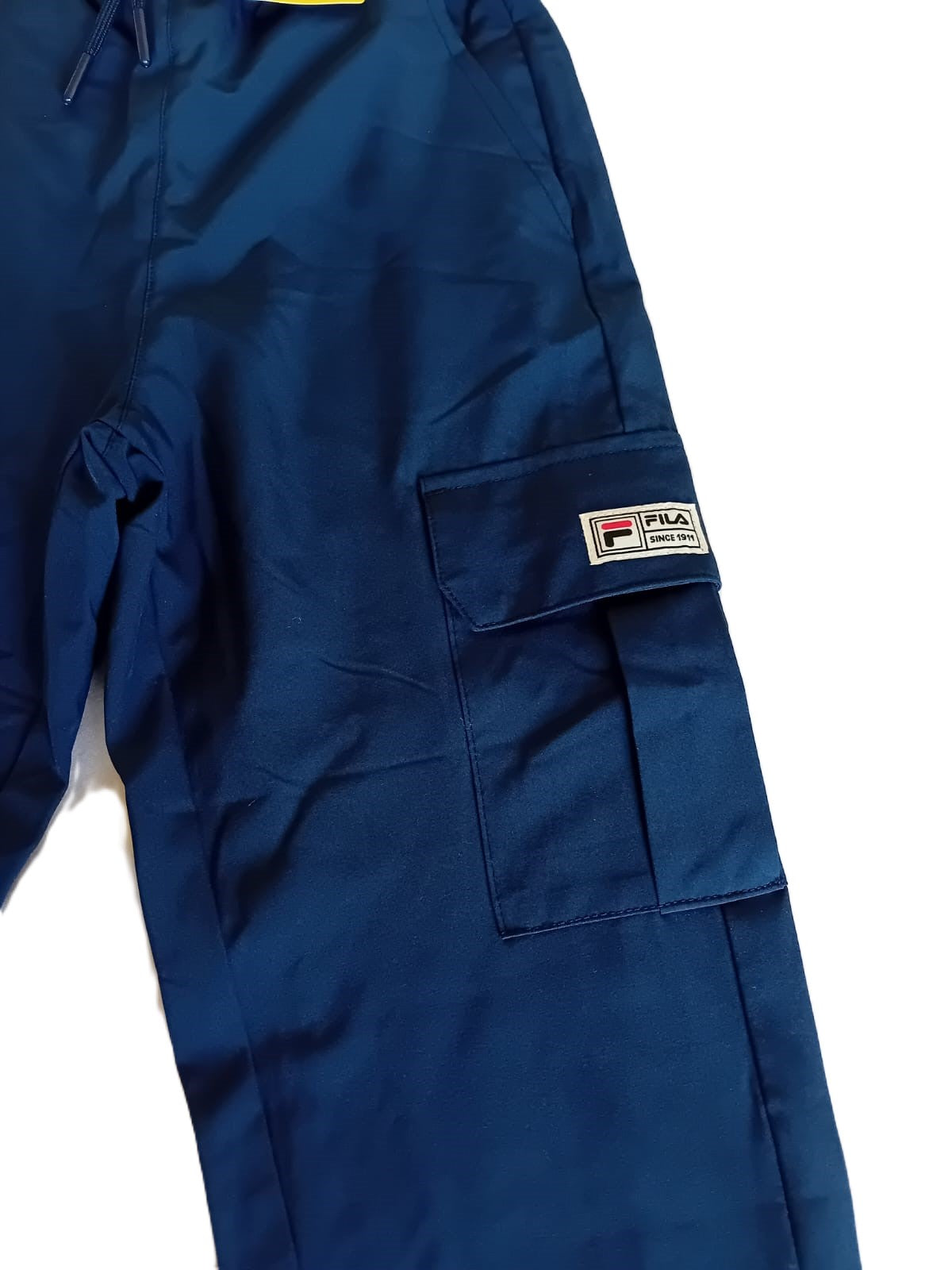 Pantalon de jogging bleu marine : poche cargo et écusson Fila sur le côté