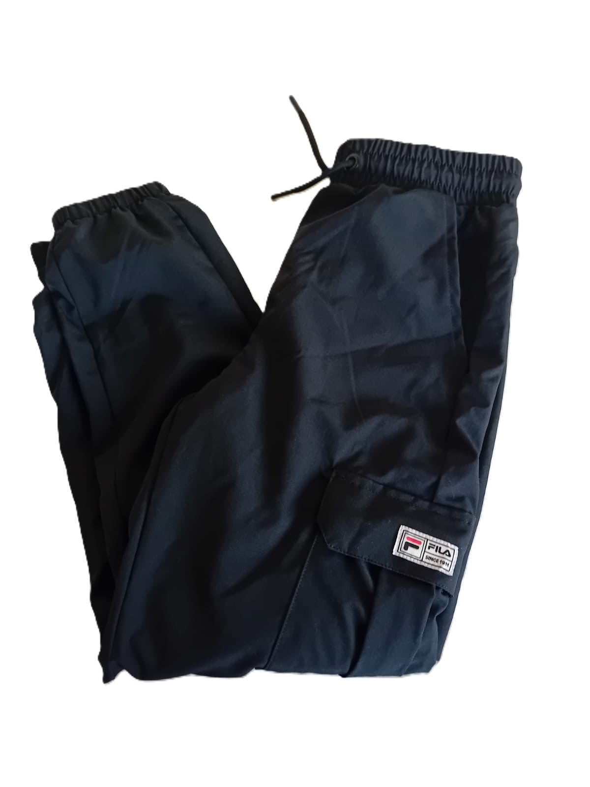 Pantalon de jogging Fila noir, poche cargo latérale et étiquette logo.