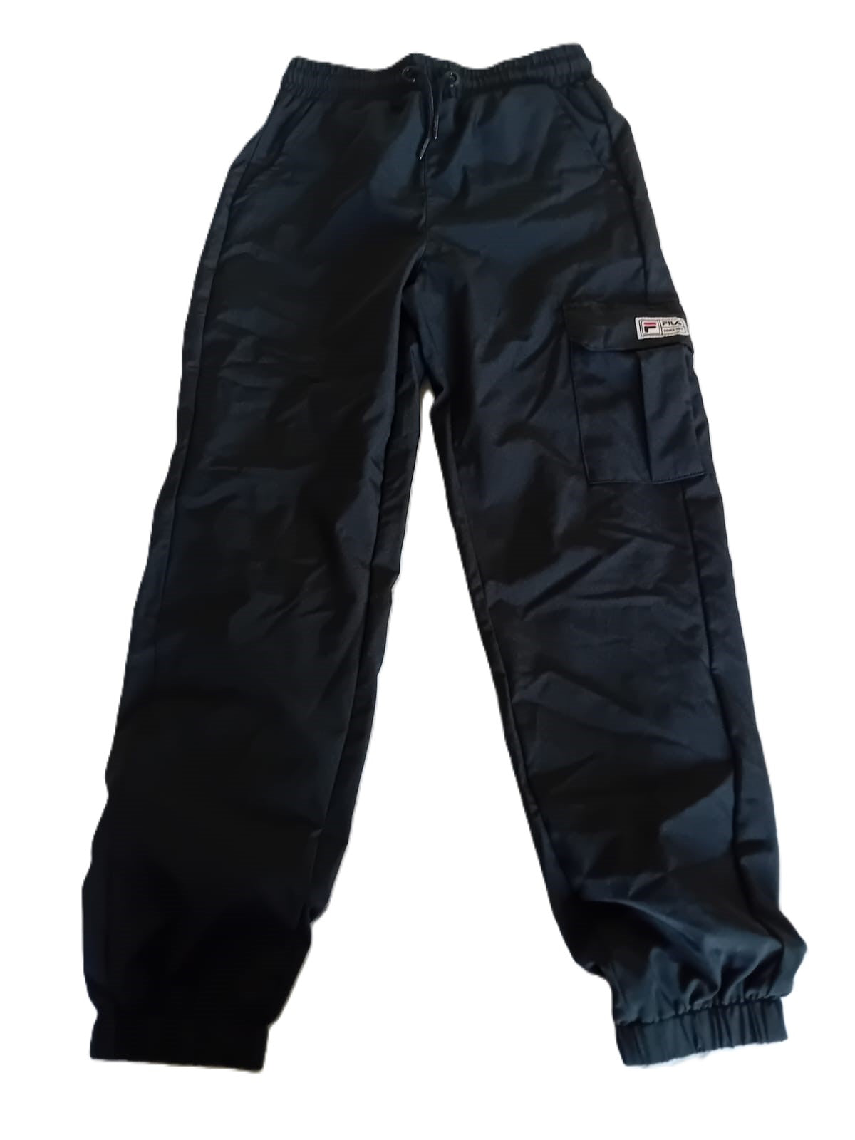 Pantalon de jogging Fila noir, taille élastique, poches cargo et bas resserré.