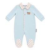 Combinaison bébé bleu clair à boutons, col et pieds imprimés, manches longues.