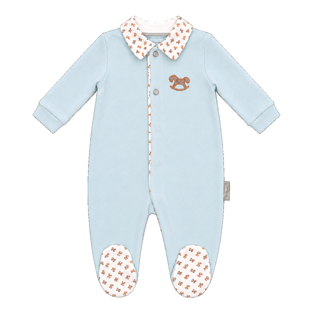 Combinaison bébé bleu clair à boutons, col et pieds imprimés, manches longues.