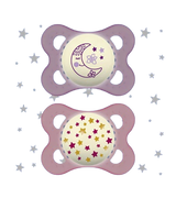 Lot de 2 sucettes bébé rose, motifs lune et étoiles, base en forme d’écusson.