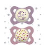 Lot de 2 sucettes bébé rose, motifs lune et étoiles, base en forme d’écusson.
