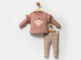 Ensemble bébé avec t-shirt rose poudré et pantalon rayé multicolore.