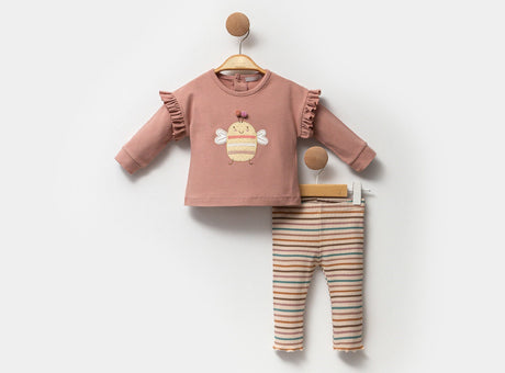 Ensemble bébé avec t-shirt rose poudré et pantalon rayé multicolore.
