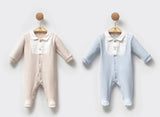 Combinaisons bébé Gentle Bab beige et bleu clair, cols blancs boutonnés, manches longues