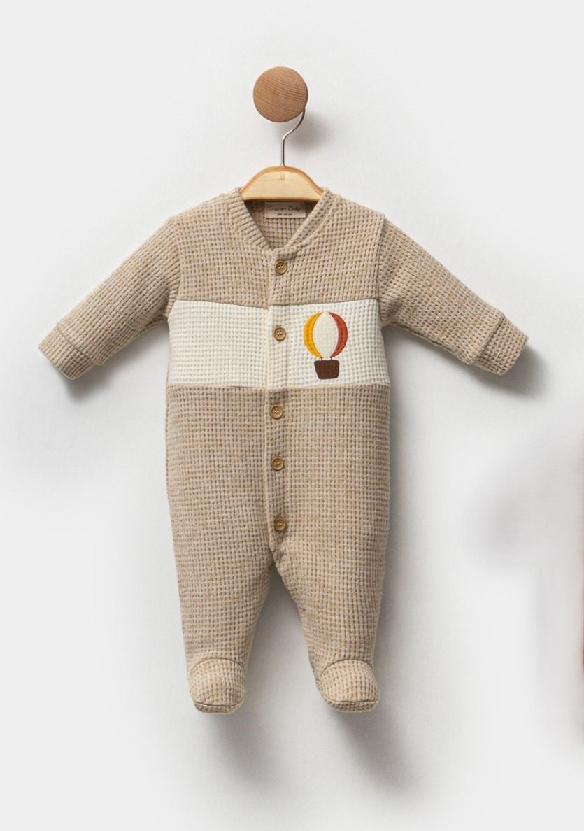 Combinaison bébé en tricot beige à boutons et motif ballon sur la poitrine
