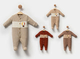 Lot de combinaisons bébé en tricot beige, rouge et taupe, avec motif ballon