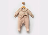 Combinaison bébé beige à col volanté et imprimé floral, pieds intégrés