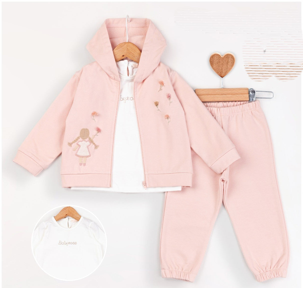 Ensemble bébé 3 pièces Tressy girl : veste rose à capuche zippée et pantalon, haut blanc.