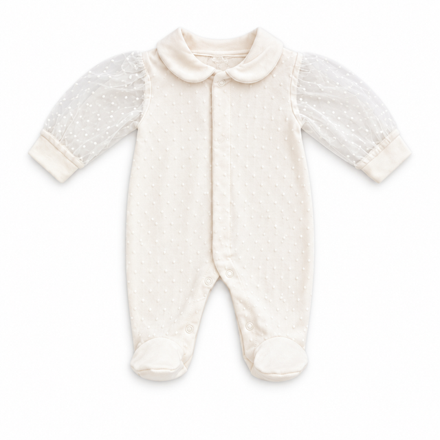 Combinaison bébé crème à col chemise, fermeture boutonnée et manches en tulle