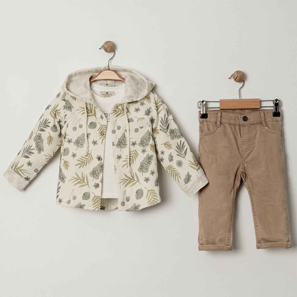 Ensemble bébé : veste à capuche imprimée feuilles et pantalon beige