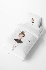 Housse de couette blanche avec ballerines illustrées et motifs de notes de musique.
