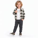 Tenue enfant : veste à carreaux noir/blanc, t-shirt blanc, pantalon gris foncé