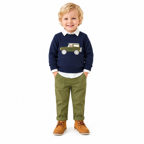 Ensemble enfant : pull bleu marine à appliqué jeep, chemise blanche, pantalon kaki.