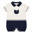 Combinaison bébé en tricot blanc cassé et bleu marine, col contrasté, poche, boutons.