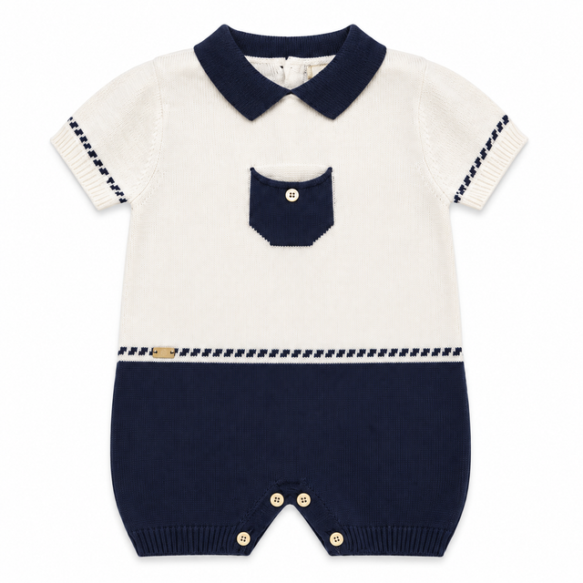 Combinaison bébé en tricot blanc cassé et bleu marine, col contrasté, poche, boutons.