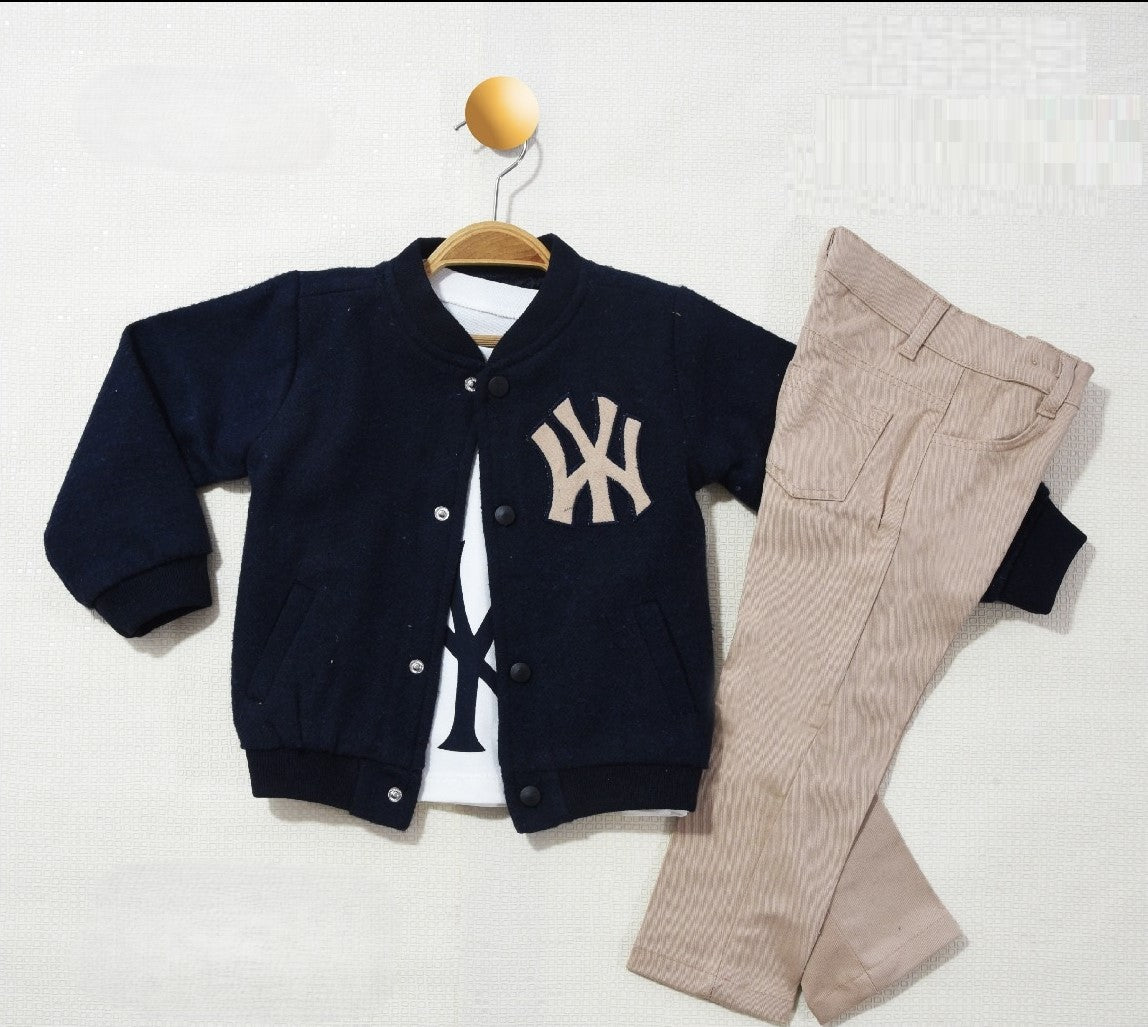 Veste enfant bleu marine avec logo NY, pantalon beige et haut blanc à motif