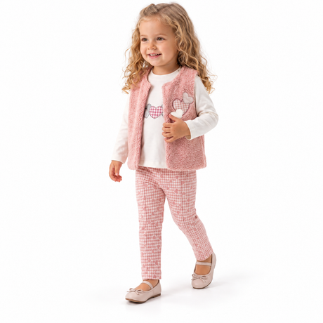 Ensemble enfant : gilet rose sans manches et pantalon à carreaux, motifs cœurs.