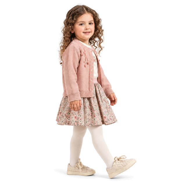 Tenue fille : pull rose à boutons et robe courte à fleurs, chaussures beiges