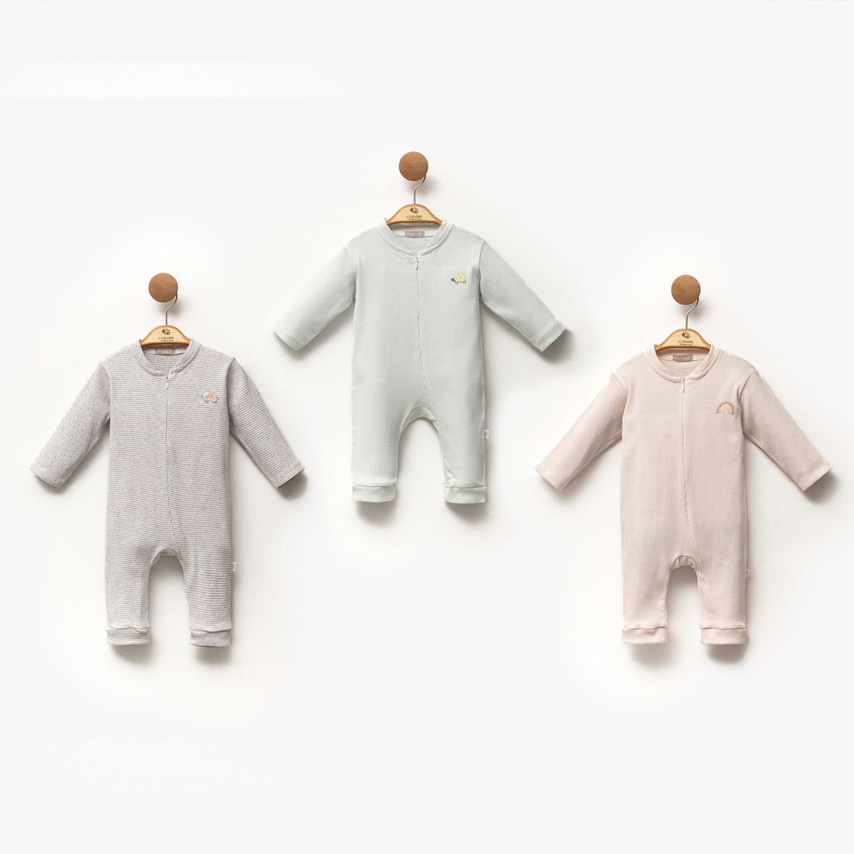 Ensemble de 3 combinaisons bébé zippées, couleurs claires, patchs sur la poitrine