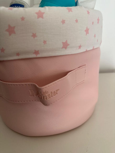 Panier en tissu rose, bord blanc à étoiles roses, poche/étiquette avant cousue