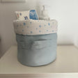 Panier rond en tissu gris clair avec doublure blanche à étoiles bleues