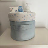 Panier rond en tissu gris clair avec doublure blanche à étoiles bleues