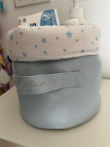 Panier rond gris clair, doublure blanche à étoiles bleues et étiquette Little Monsters