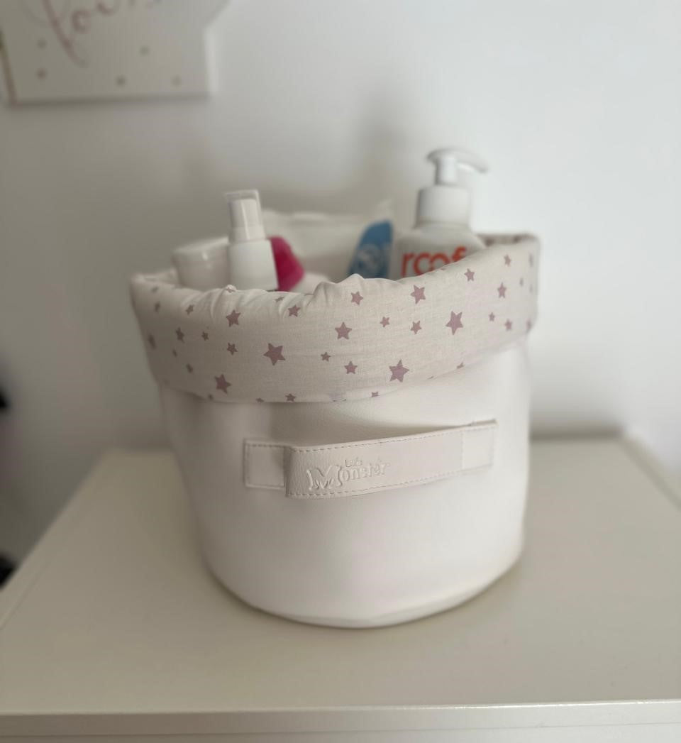 Panier Monter-Carlo blanc avec poignée en tissu à étoiles roses et étiquette frontale