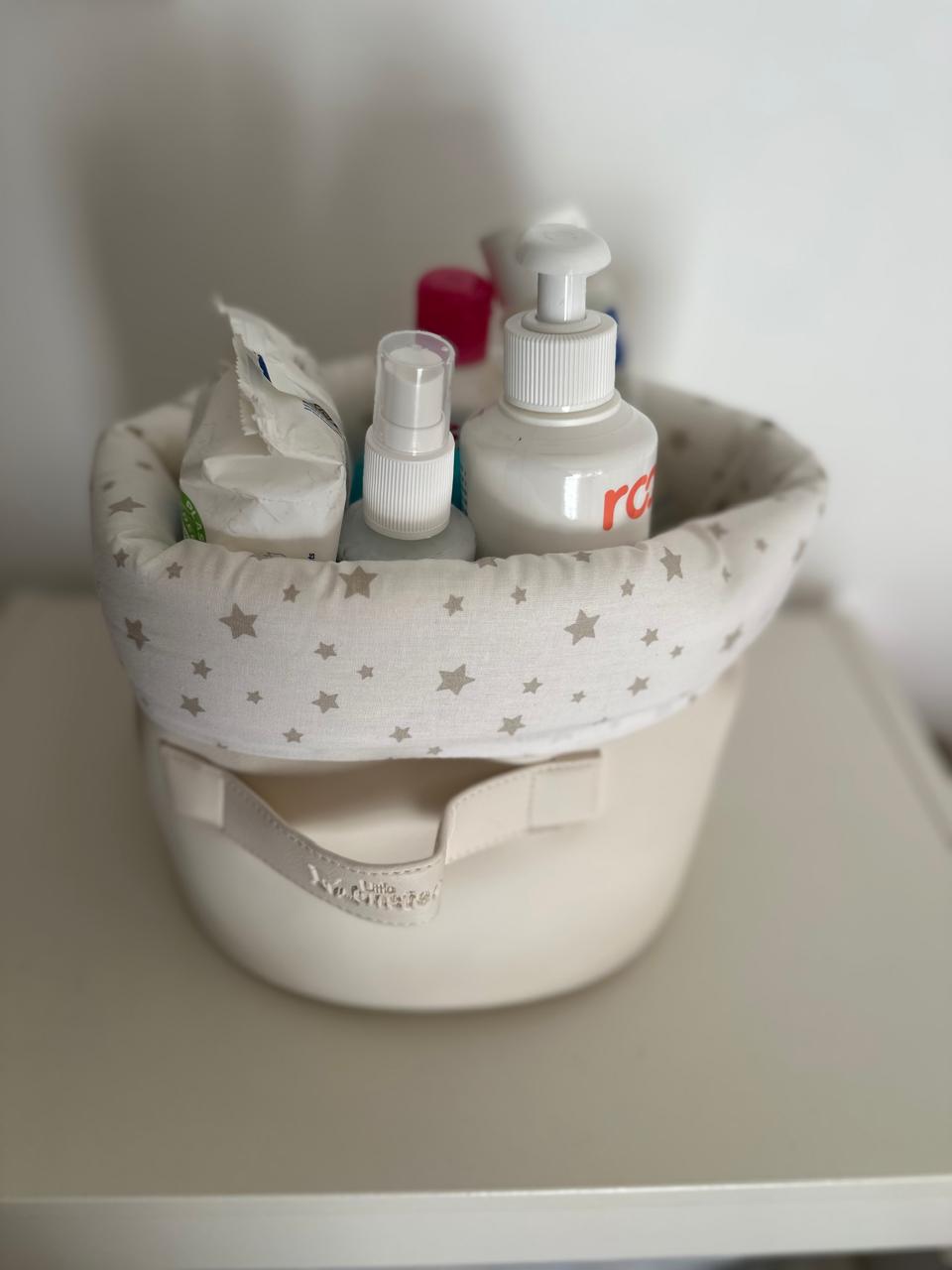 Panier rond en tissu blanc avec bord en tissu étoilé et anses de transport