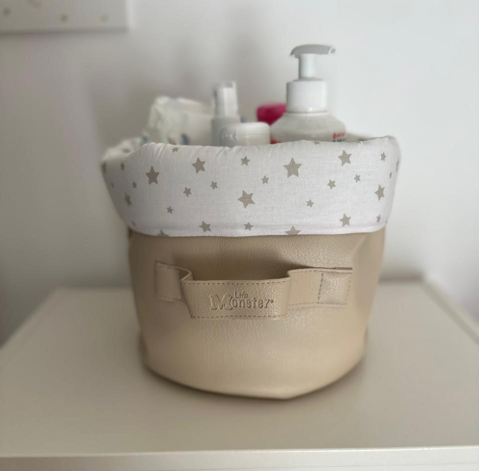 Panier beige en simili-cuir avec doublure blanche à étoiles, logo Little Monster