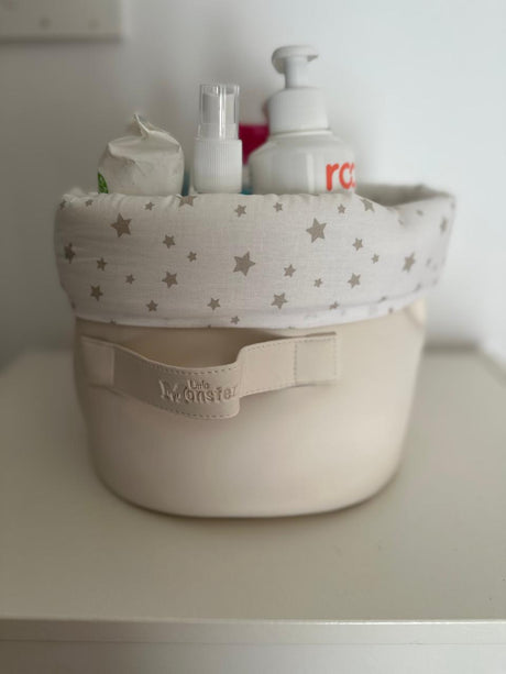 Panier rond en tissu blanc, bord en tissu étoilé et étiquette sur le devant