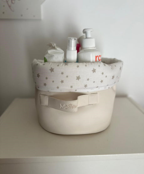 Panier rond en tissu blanc, bord en tissu à motifs d’étoiles et sangle frontale