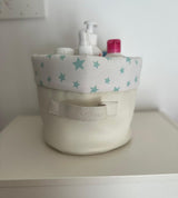 Panier de rangement blanc avec doublure à étoiles vertes et bandeau imprimé