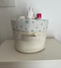 Panier de rangement blanc avec doublure à étoiles vertes et bandeau imprimé